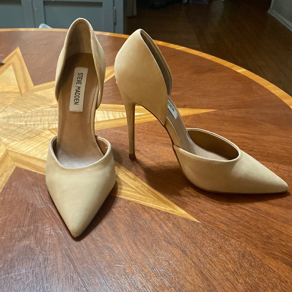 Clean, slightly worn, very good condition, leather, size 6M, sand color
